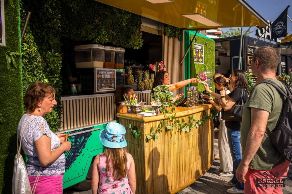 Premium foodtruck catering met groene graswand en streetfood uitstraling